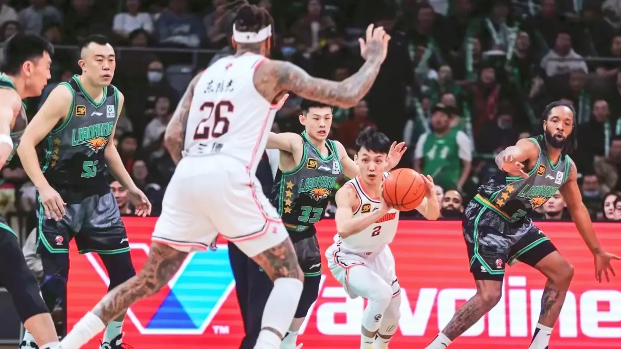 包含加时末段社区盾焦点战；广厦男篮止住颓势；质疑声仍在；团队化学反应显著的词条