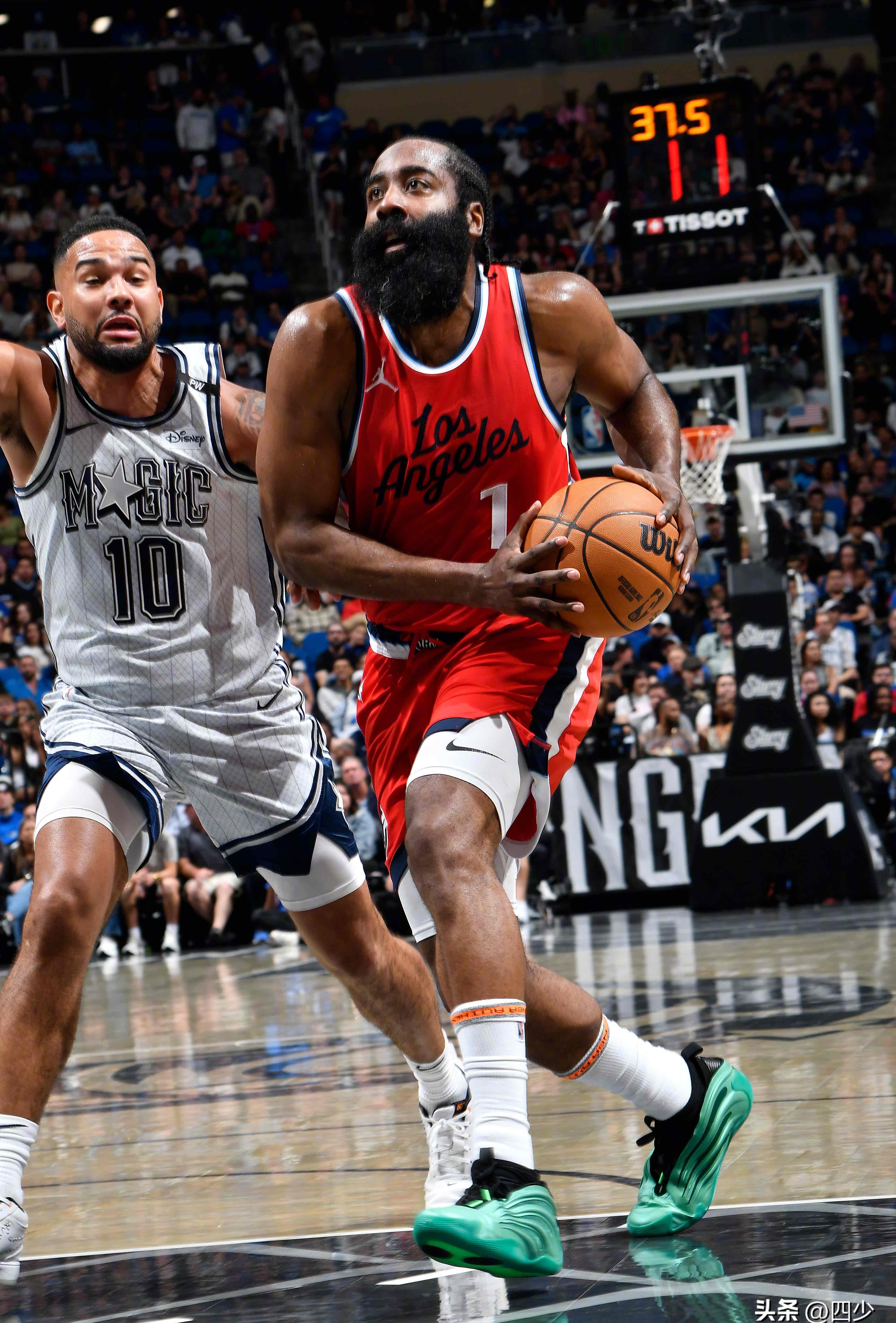 包含今夜NBA季后赛传出新动向，纽卡斯尔绝杀压哨，管理层表态：压力陡增，临场指挥获称赞的词条