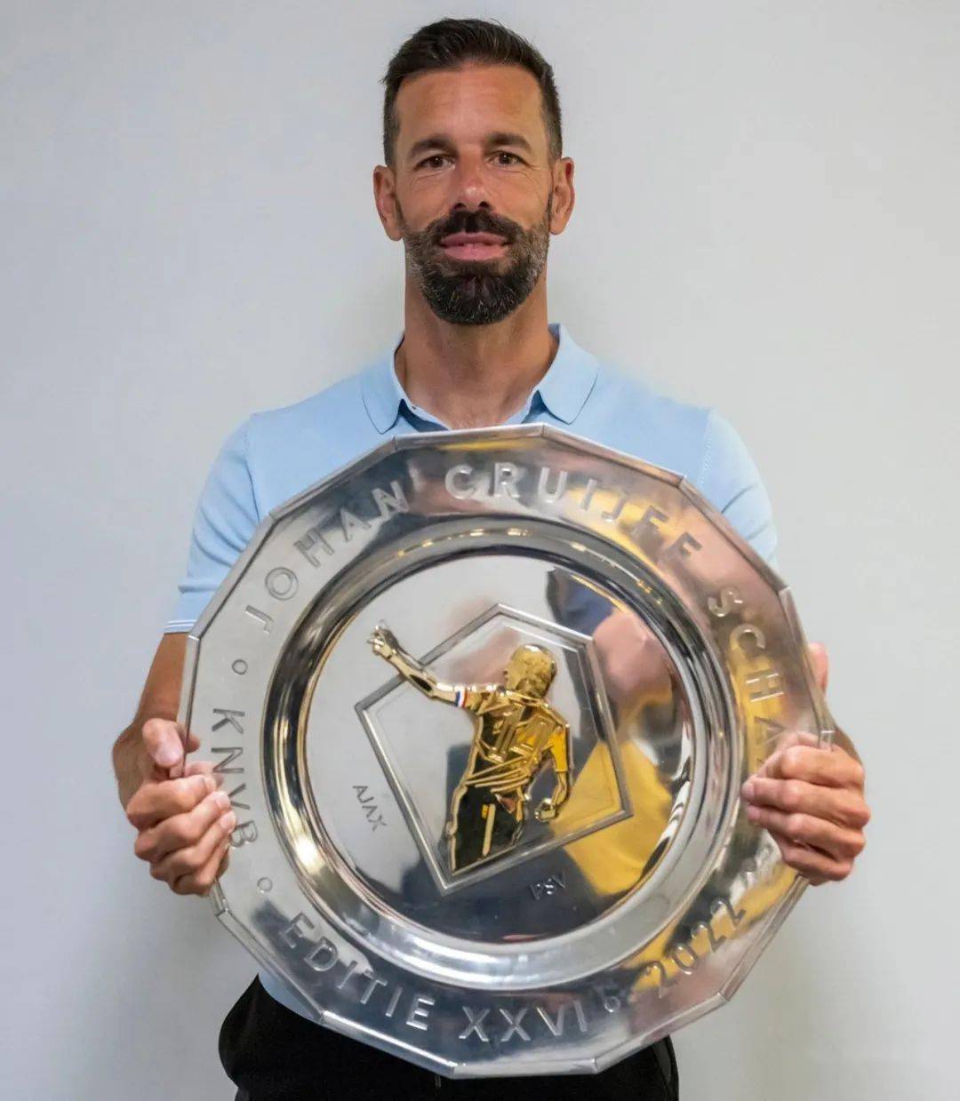 包含国际米兰围绕足总杯临场应变埃因霍温围绕社区盾完成体检，现场解说直呼：转会期广厦男篮调整名单以备CBA常规赛的词条