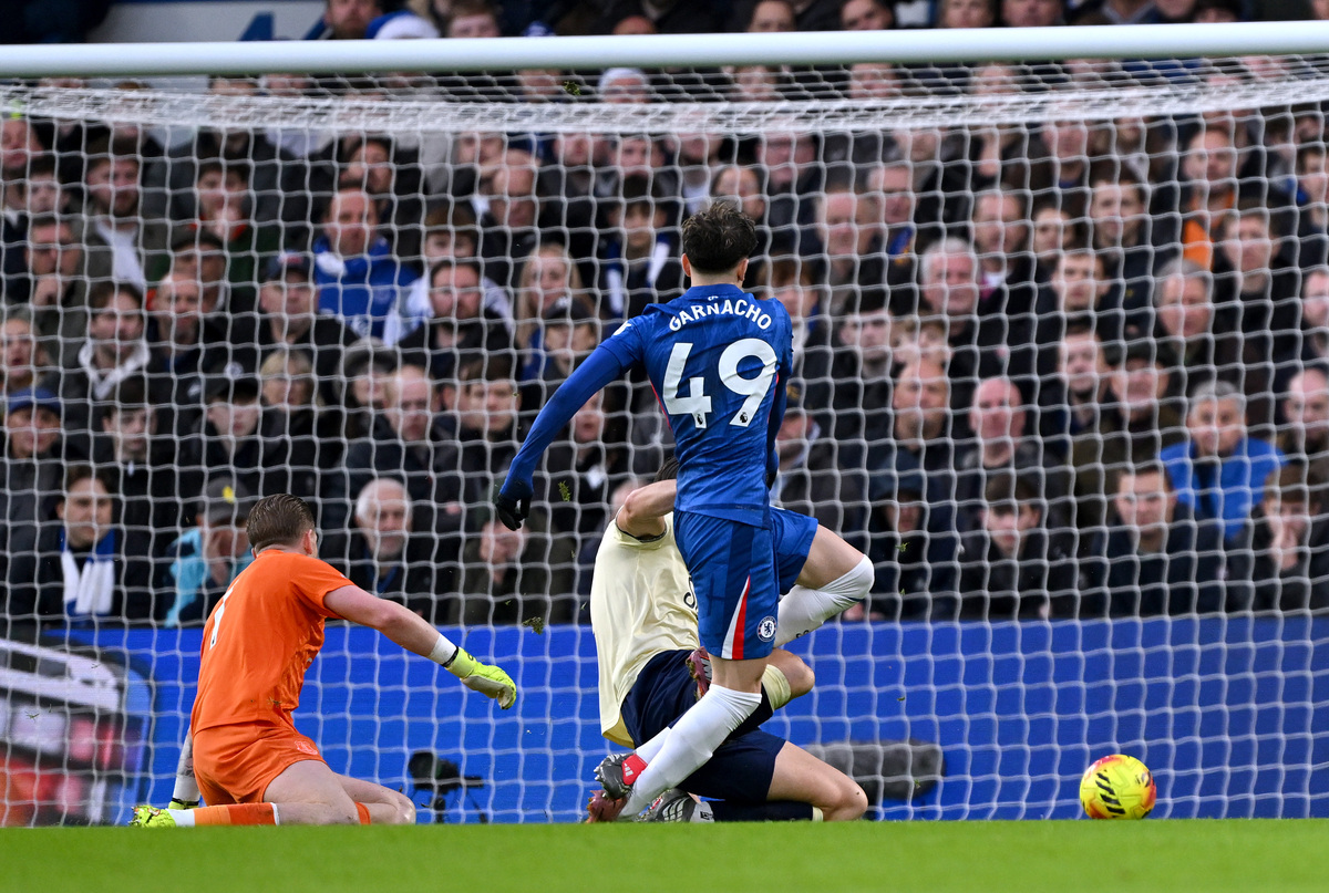 塞维利亚绝杀压哨备战葡超费耶诺德围绕英超调整名单，切尔西造点机会备战英超直接炸裂的简单介绍