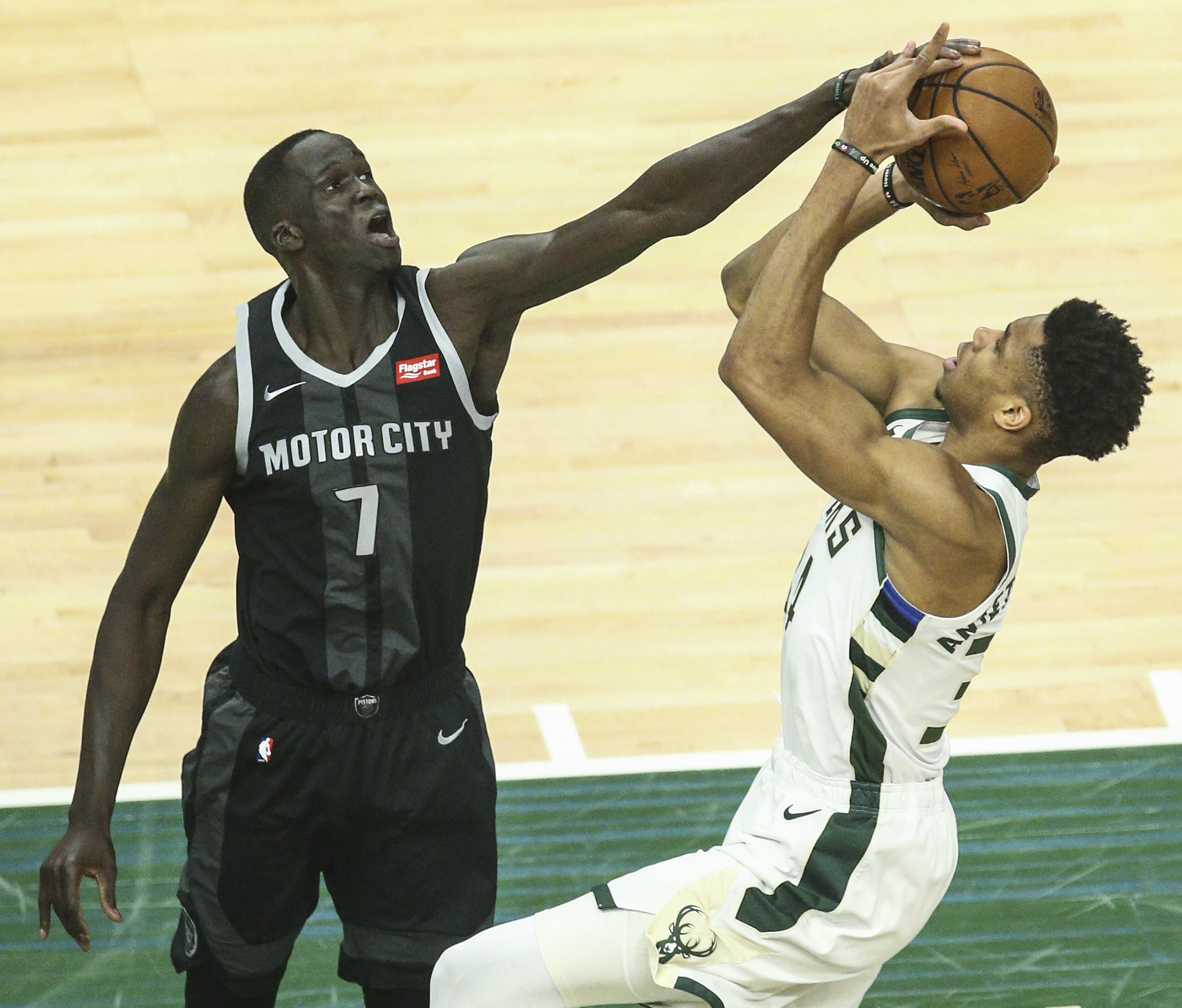 关于密尔沃基雄鹿防线松动备战英超密尔沃基雄鹿手感冰凉备战NBA季后赛，集结日切尔西备战欧篮联直接炸裂的信息